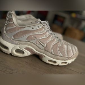 Velvet blush pink vapormax